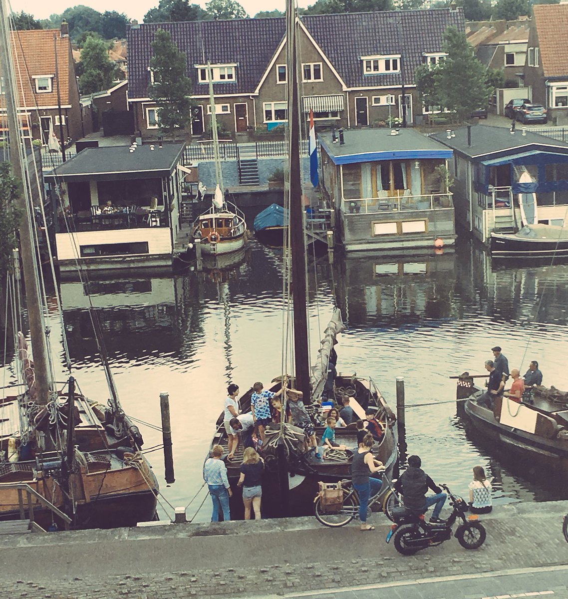 HarmJanvSchaik's tweet photo. Wat is er heerlijker dan met dit weer met een #botter het water op. Het kan in @HeerlijkHwijk #zomer https://t.co/G8081NdgGV