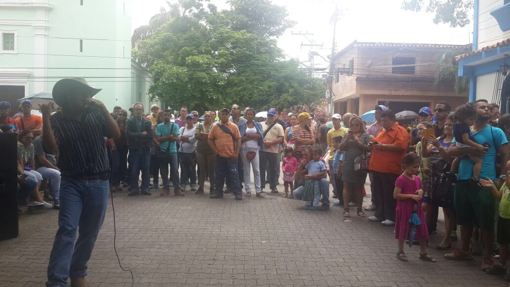 Bejumero's tweet photo. Nuestro talento Bejumero les da la bienvenida a nuestros visitantes #DavidBotello #YoRevoco https://t.co/xhKZBzlHJg