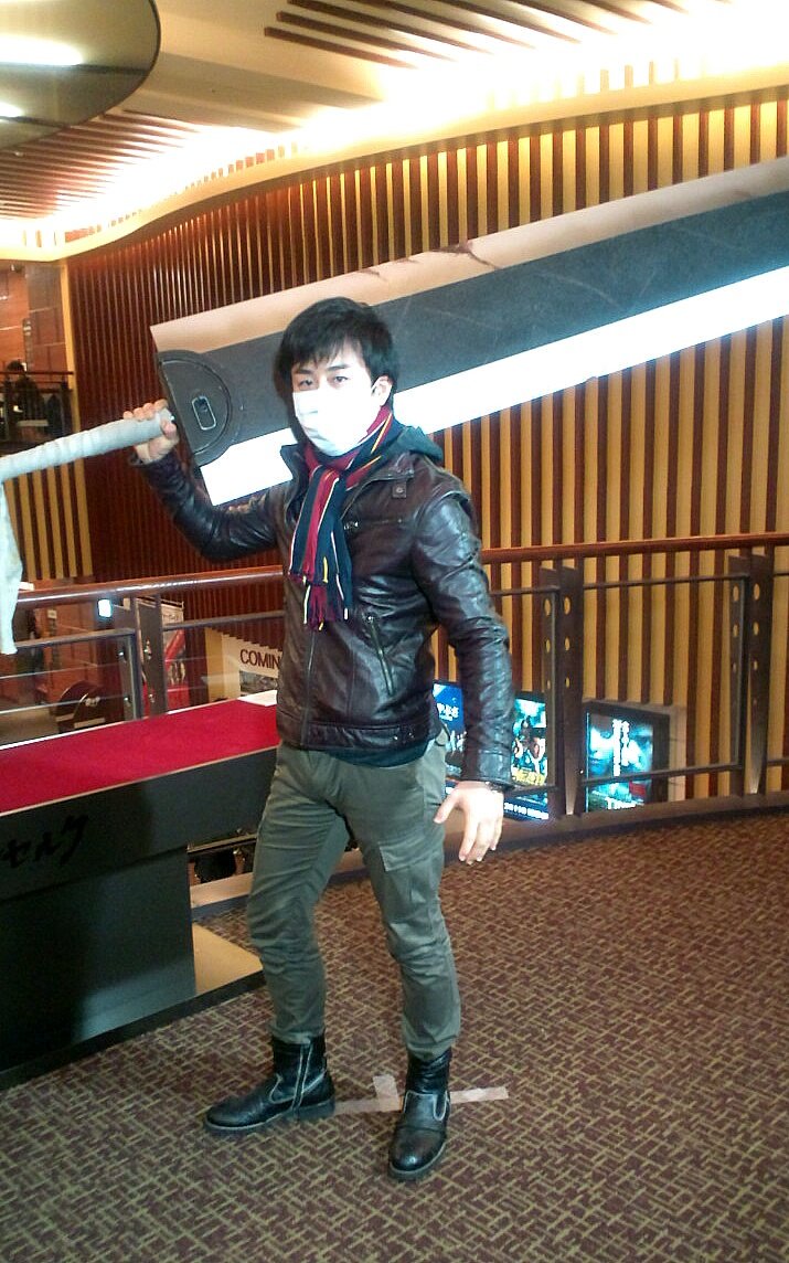 映画公開時バルト9で\u201c公式のドラころ\u0026quot;を触りに行った時の写真♪ 流石のデカ重で担げる人はあまり居なかった(^^;)2枚目は解る人には解るポーズwpic.twitter.com/