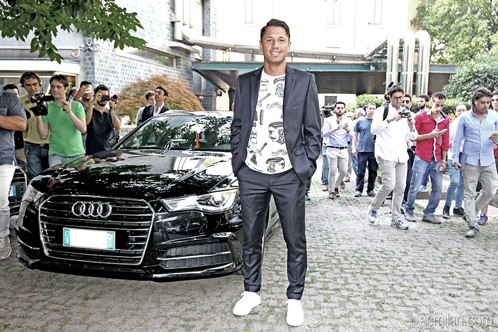 acmilan's tweet photo. Interviews, medicals and the signing of the contract: here is @G_Lapadula’s first red&amp;black day 📍 #CasaMilan! 🎥📝🔴⚫️ https://t.co/DQYBESLjke