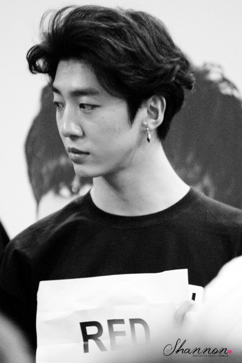 Yoongi_2413's tweet photo. Vamos admirar a beleza deste homem que se atende pelo nome de Yongguk https://t.co/ftiI5cFur0