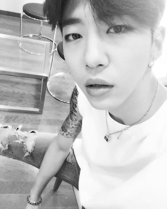 Yoongi_2413's tweet photo. Vamos admirar a beleza deste homem que se atende pelo nome de Yongguk https://t.co/ftiI5cFur0