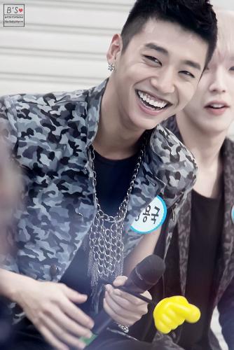 Yoongi_2413's tweet photo. Vamos admirar a beleza deste homem que se atende pelo nome de Yongguk https://t.co/ftiI5cFur0