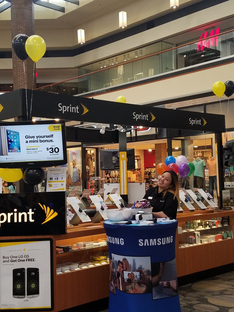 phoneguy651's tweet photo. Sprint to savings weekend!!!!!!! @fullybop @mh4270 @SprintNicholas @ShadiCh @MinnNorthStar https://t.co/Wci3x6sx58
