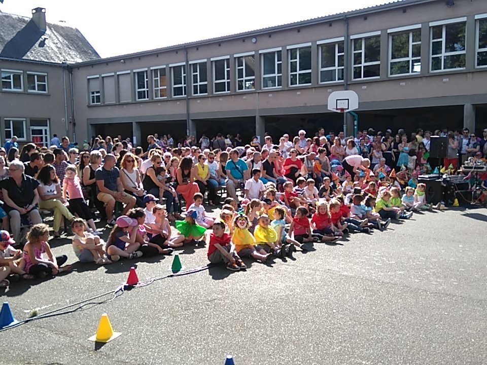 sguy_samuel's tweet photo. Fete de l'ecole #GarnierPages va commencer les enfants prêts pour la dans des clowns https://t.co/hvrcX1GCZc