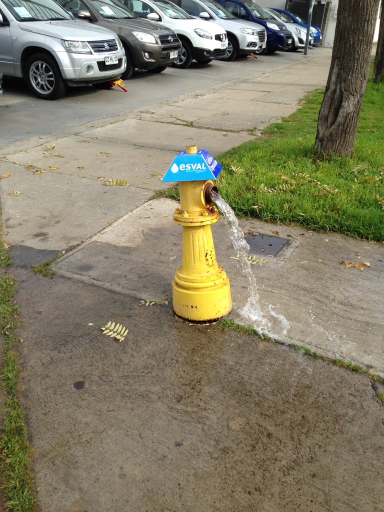 matisilvas's tweet photo. La gente de @esval_chile perdiendo agua sin asco #GrifoEnOperación en 9n c/ quillota #Viña #Viñadelmar https://t.co/AwTpz3f5cO