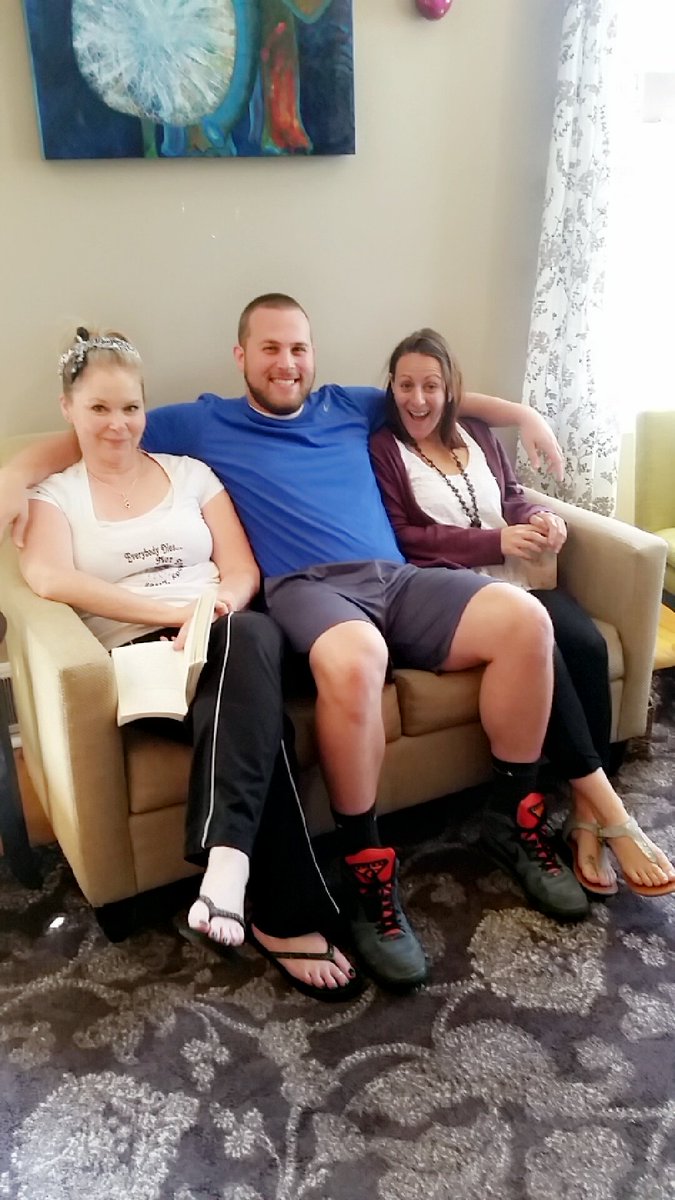 blurainmassage's tweet photo. Come check out Richelle, John and Lia!! Offering the best #massges and #facials around town!!! #TGIF #workfriends https://t.co/gVjHxX8jm5