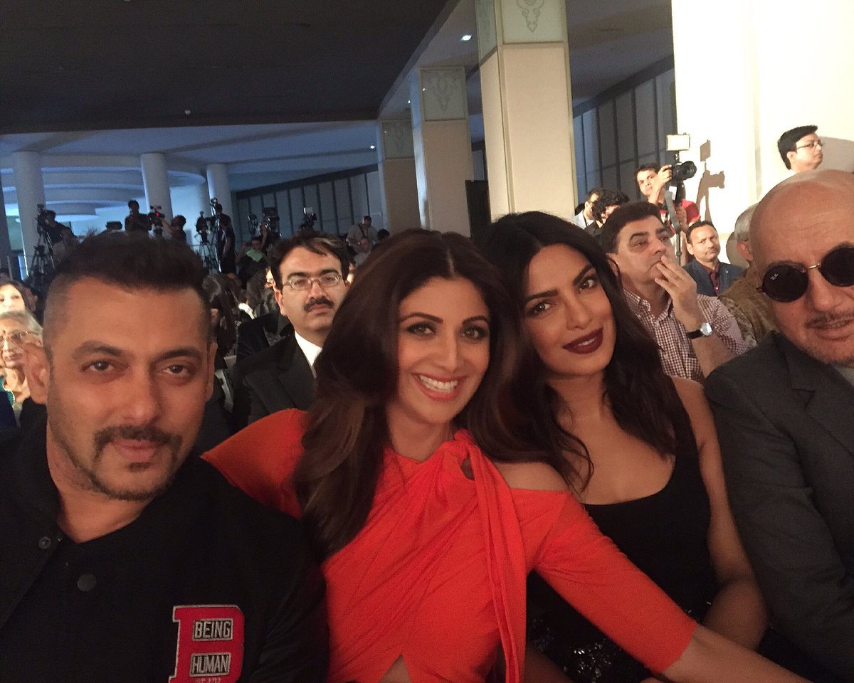 TheShilpaShetty's tweet photo. Picture time @BeingSalmanKhan @priyankachopra @AnupamPkher #colleguesandfriends #iifa2016 #funfriends https://t.co/aq1l4OqGdG