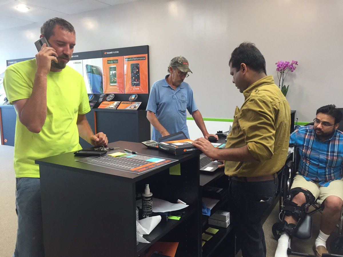 KTBmore_spg's tweet photo. Bye bye tmobile!! Grand opening activation @TomTVIP @KTBmore_spg @TaVonatSPG @TjonesSprint @shawnatspg https://t.co/Sx5D3pETqU