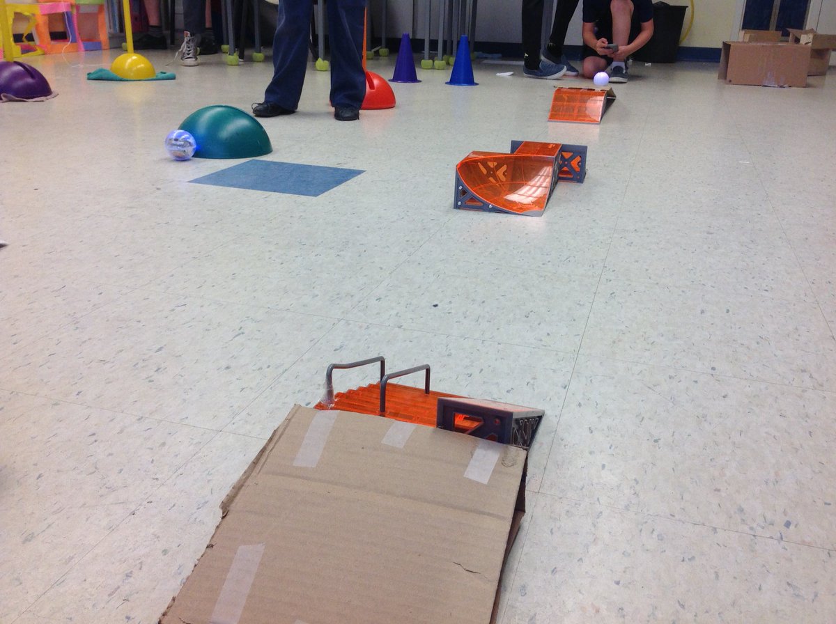 cm2A_calgary's tweet photo. @defi_drone #defidrone Hier, grosse journée dans notre classe:2 Sphero et Airborne Parrot.On réfléchit,on s'entraide https://t.co/6TZD1OPym6