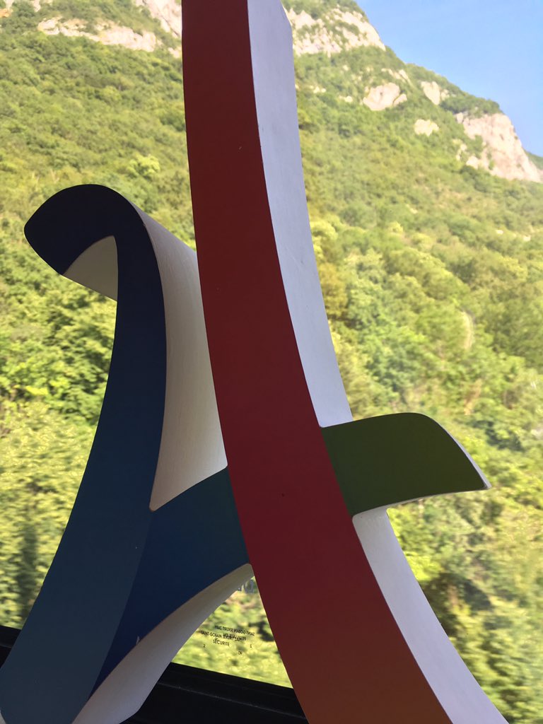 jeromelachaze's tweet photo. À mi chemin de @Saint_Gervais l'équipe #Paris2024 aperçoit les montagnes qu'elles va gravir #VersLesSommets https://t.co/DNEDHkv5vb