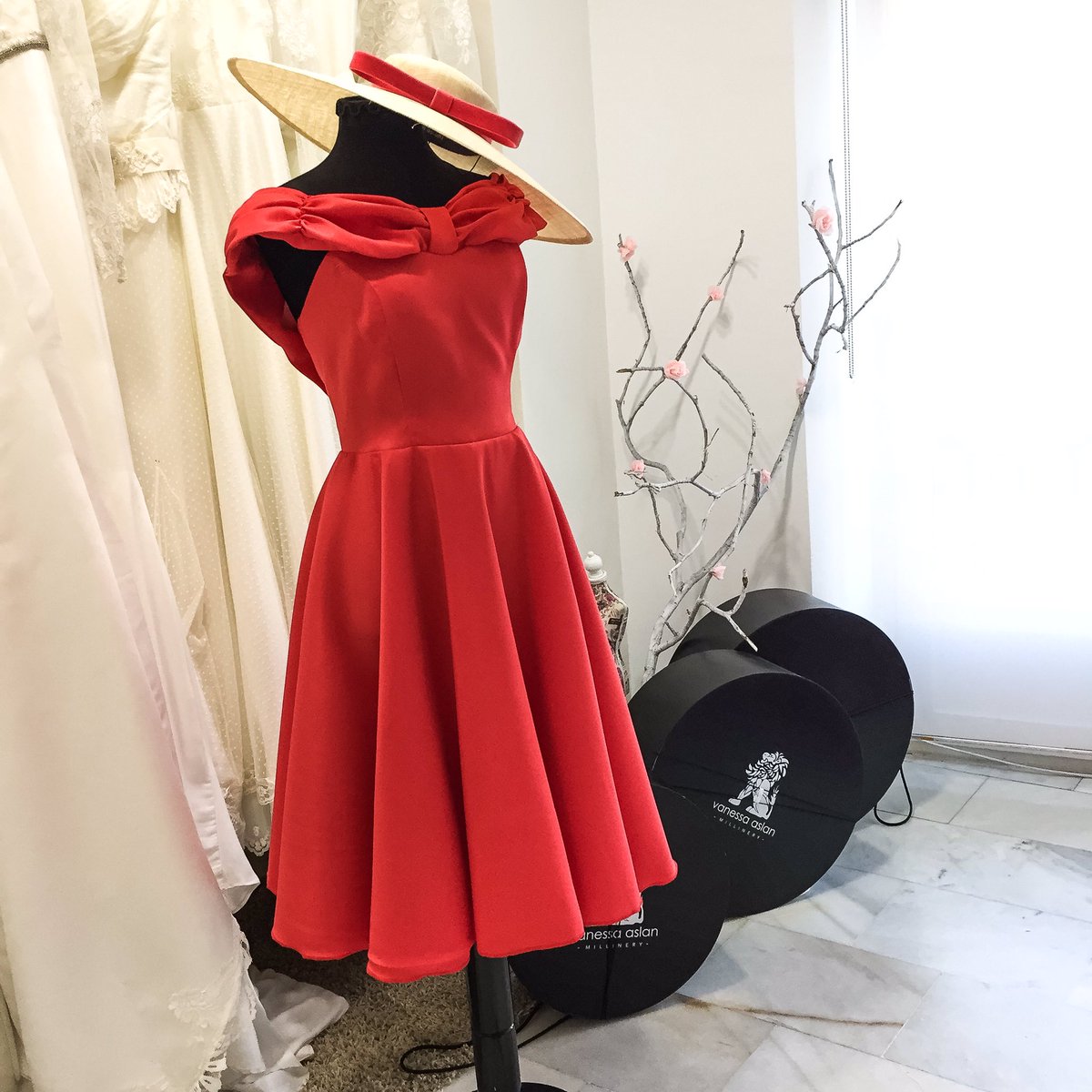 Último día que nos acompaña en el atelier nuestra sombrerera viajera <a href="/VanessaAslan/">Vanessa Aslan</a>.
#InvitadaPerfecta #Tocados #moda