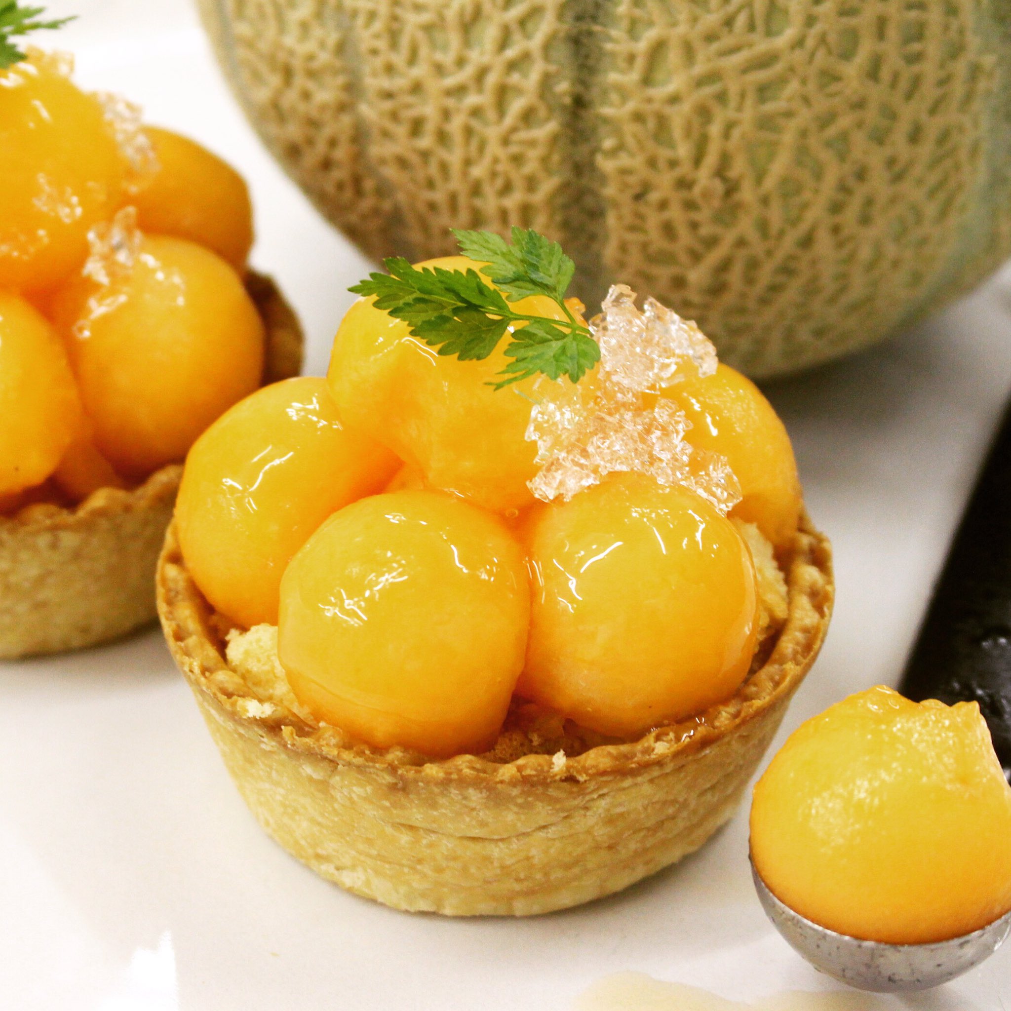 手づくり菓子工房ペルシュ マルセイユメロンのタルトレット しっかり焼き上げたフィユタージュに カスタードクリーム 完熟でジューシーな赤肉メロンの水分を受け止める ジェノワーズクラム そして丸くくり抜いたメロンをこんもり マルセイユメロン