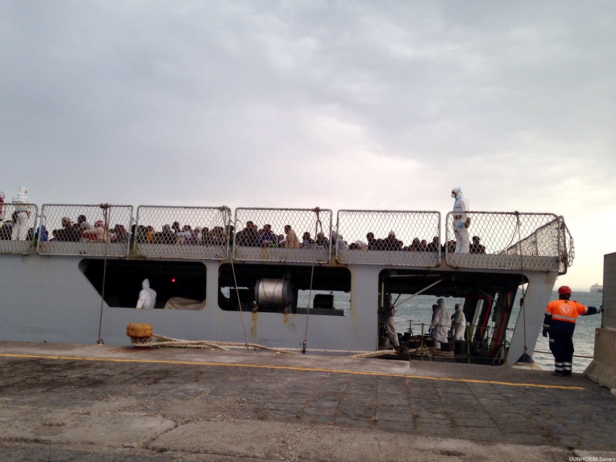 ACNURspain's tweet photo. #Sicilia:1 de los desembarcos de hoy.En los últimos días más d 5000 rescatados en el #Mediterráneo Via @MedeaSavary https://t.co/0exw593hcW