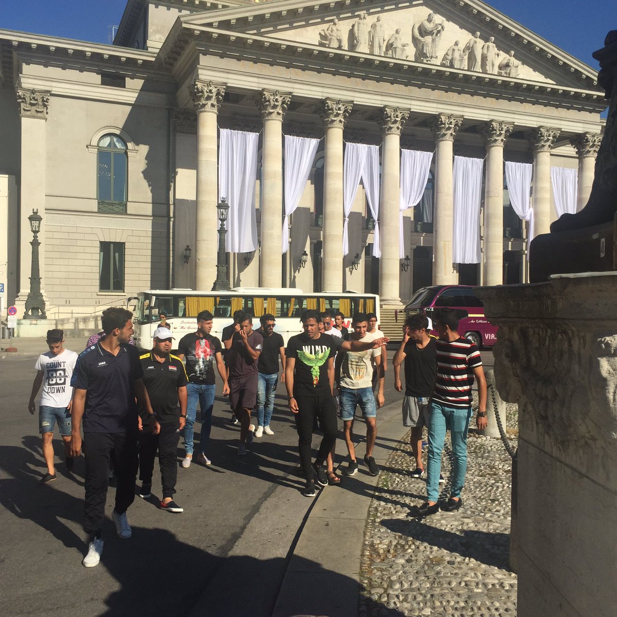 rggonzalo's tweet photo. Iraqi Olympic team visiting Munich! #goIraqgo #waytoRio https://t.co/o1vJmtpbdW