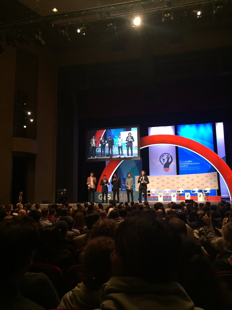 Andlib's tweet photo. Silicon Valley cast teaching the crowd pitch tricks. #GES2016 https://t.co/3Mf4kogP1u
