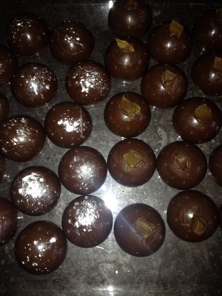 RivingtonChoco1's tweet photo. Dark selection - #mintcrunch #gingertruffle #fresh #handmade π«π https://t.co/lGKxwpSGtr