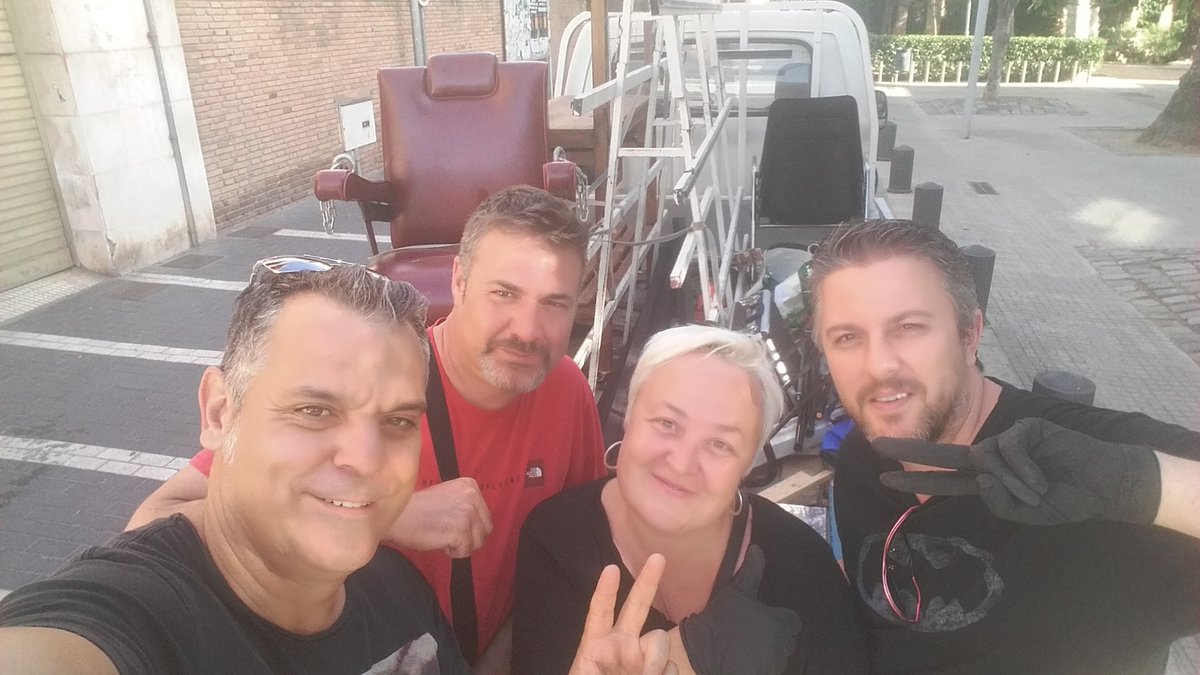 MontseEnguita's tweet photo. Desmontando #Trivial #Bluelegged #TeatreKm0 @loloherrero @pope71 @Rolangeltw @PepeZapata @EnricRufas @MontseEnguita https://t.co/CakL1wOaV4