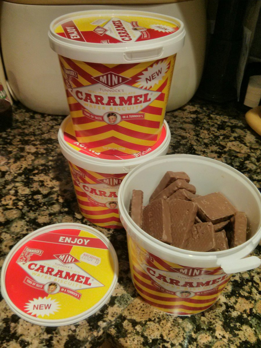 McCallum_Jo's tweet photo. These are just amazing! Gold star to the genius who thought it up. Ta @TunnockUK @TunnockOfficial #Chocolate #bignom https://t.co/2X74hL3EId