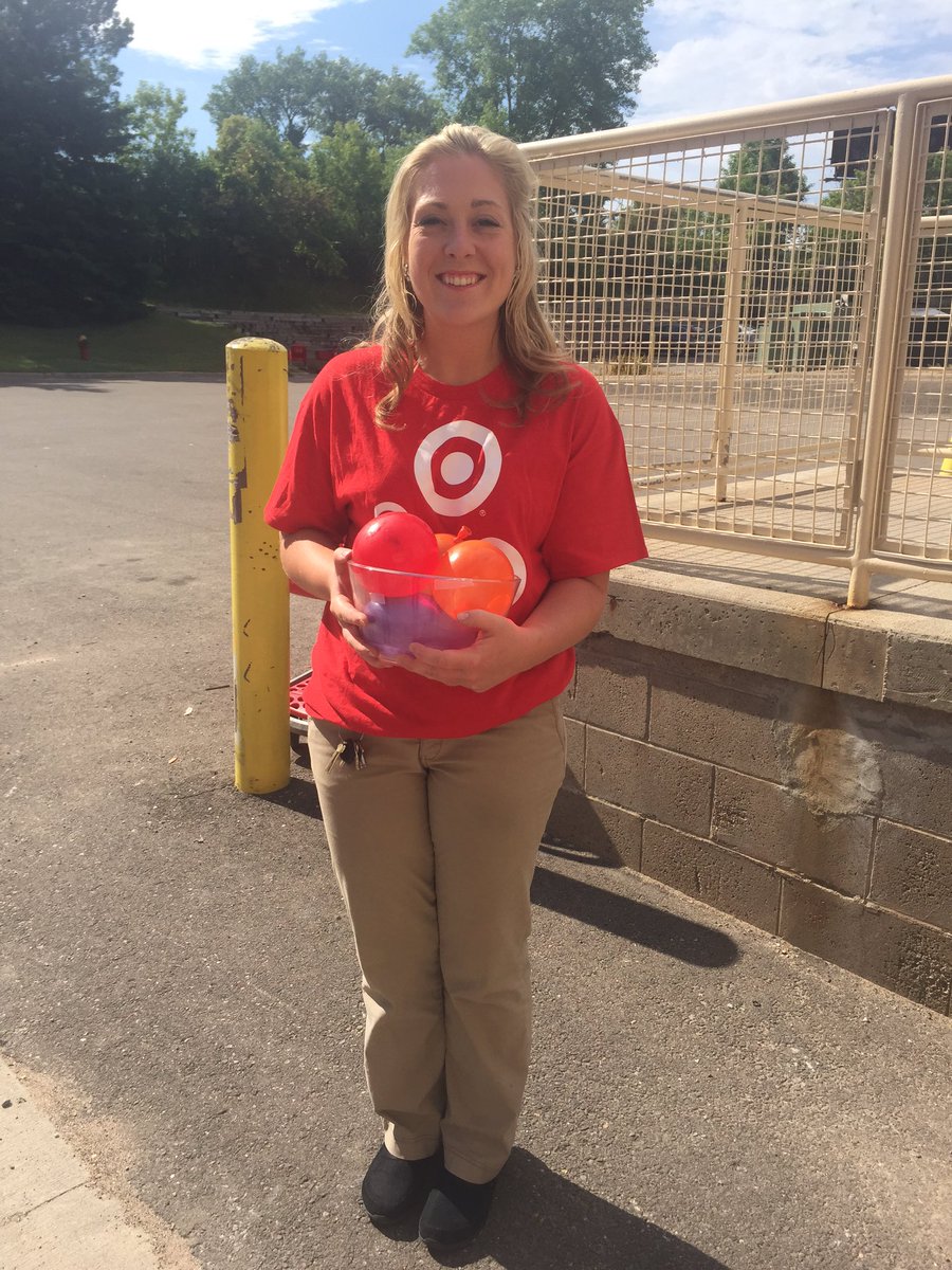 ETL Paige building momentum with water balloons for RedCards @PMessenbrink <a href="/cjdoering/">a</a> #d102