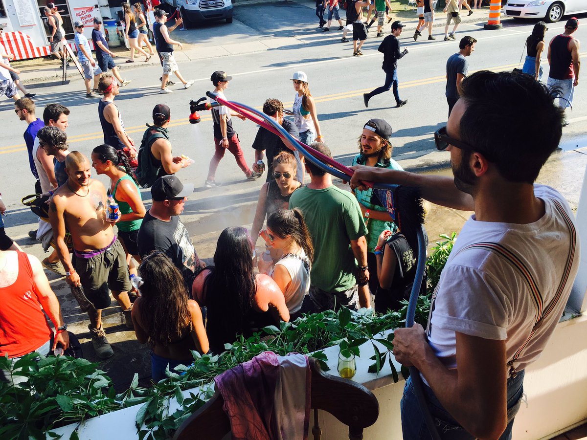 Francis Faubert, résident du coin, met la main à la pâte en rafraîchissant les passants. #iciottgat #rockfest2016