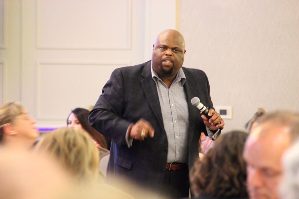RachelsChalleng's tweet photo. #awakensummit2016 Dr. Rick Rigsby awakening the greatness within us. https://t.co/kVvMoyidV8
