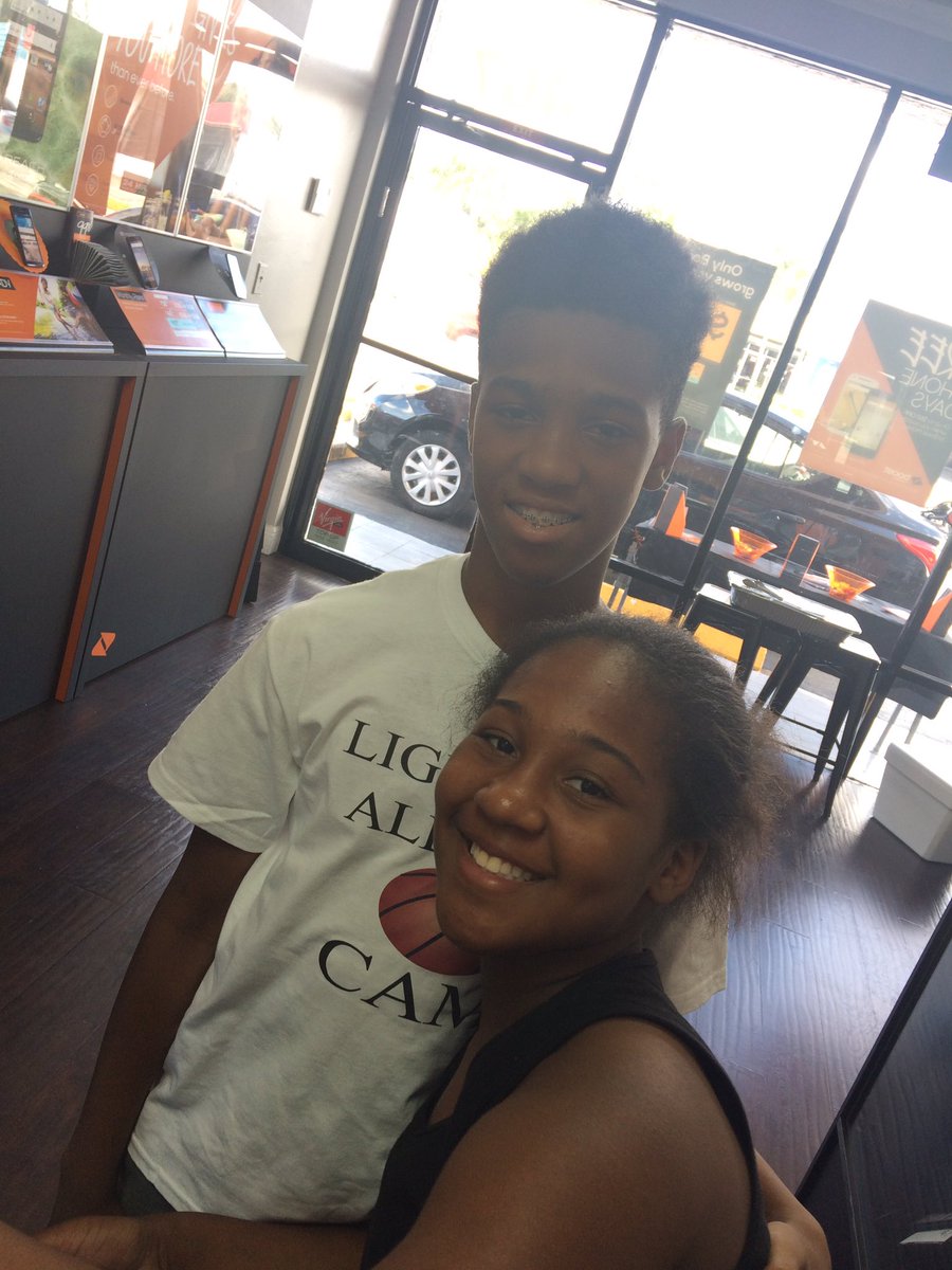 JayBone1979's tweet photo. Come on in #Freephones #bestcompanyintown #boostmobile https://t.co/8F0E2fQq7y