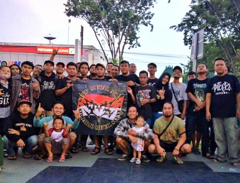 Potret dolor2 <a href="/SIDOARJO_METAL/">SIDOARJO METAL SCENE</a> saat kegiatan Bagi-bagi takjil Minggu kemarin 19/06/2016