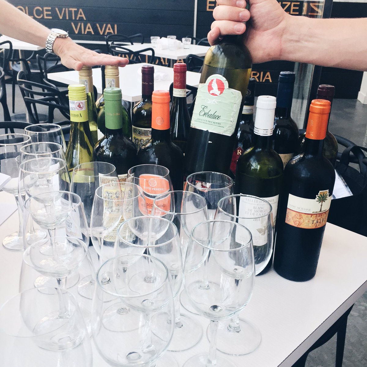 Kicking off happy hour this beautiful #Friday ☀️🌊 tasting some <a href="/bokkewines/">Bokke Wines</a> 🍸🍾🍷
#vino #wine #FoodieFriday