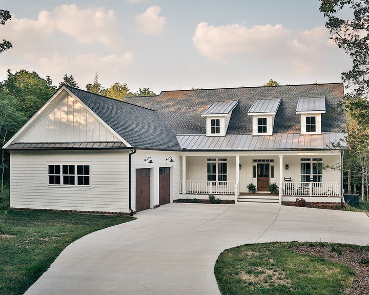 We love a good modern farmhouse, and can't stop poring over the tour <a href="/MeredithTeasley/">Meredith Teasley</a> and … ift.tt/28RRWcY