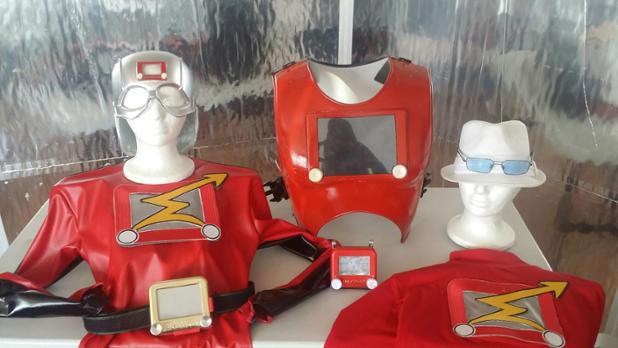 amazingetchman's tweet photo. "I am coming for you #spinmaster toys!" #amazingetchman hosts July 13 bday #etchasketch World's Record in Toronto! https://t.co/2g0vfSq4JT