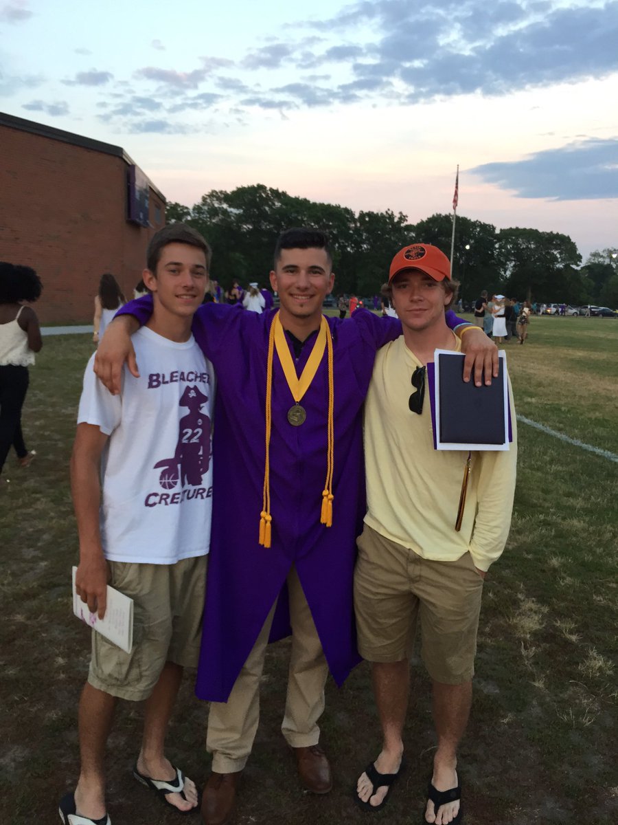 Islip_Baseball's tweet photo. Saying goodbye to our Seniors. Congratulations Class of 2016! ⚾️🎓 https://t.co/K05DJrYPTP