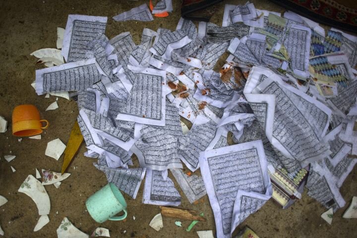 VoiceRohingya's tweet photo. Buddhist mob ransack mosque as violence flares in Myanmar @TRTWorld https://t.co/yMtBBdKn1U #SaveRohingyas #Burma https://t.co/etMr5z0J3N