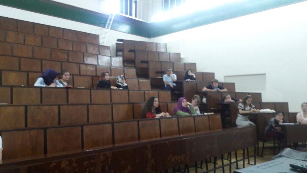 Amfi 3'de "Neden hiçbir şey yok da bir şey var?" sorusunu ele alırken ben uyukluyorum, gençler  tartışıyor.