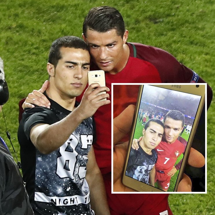 Daily Football — Cristiano Ronaldo takes a selfie with a fan at