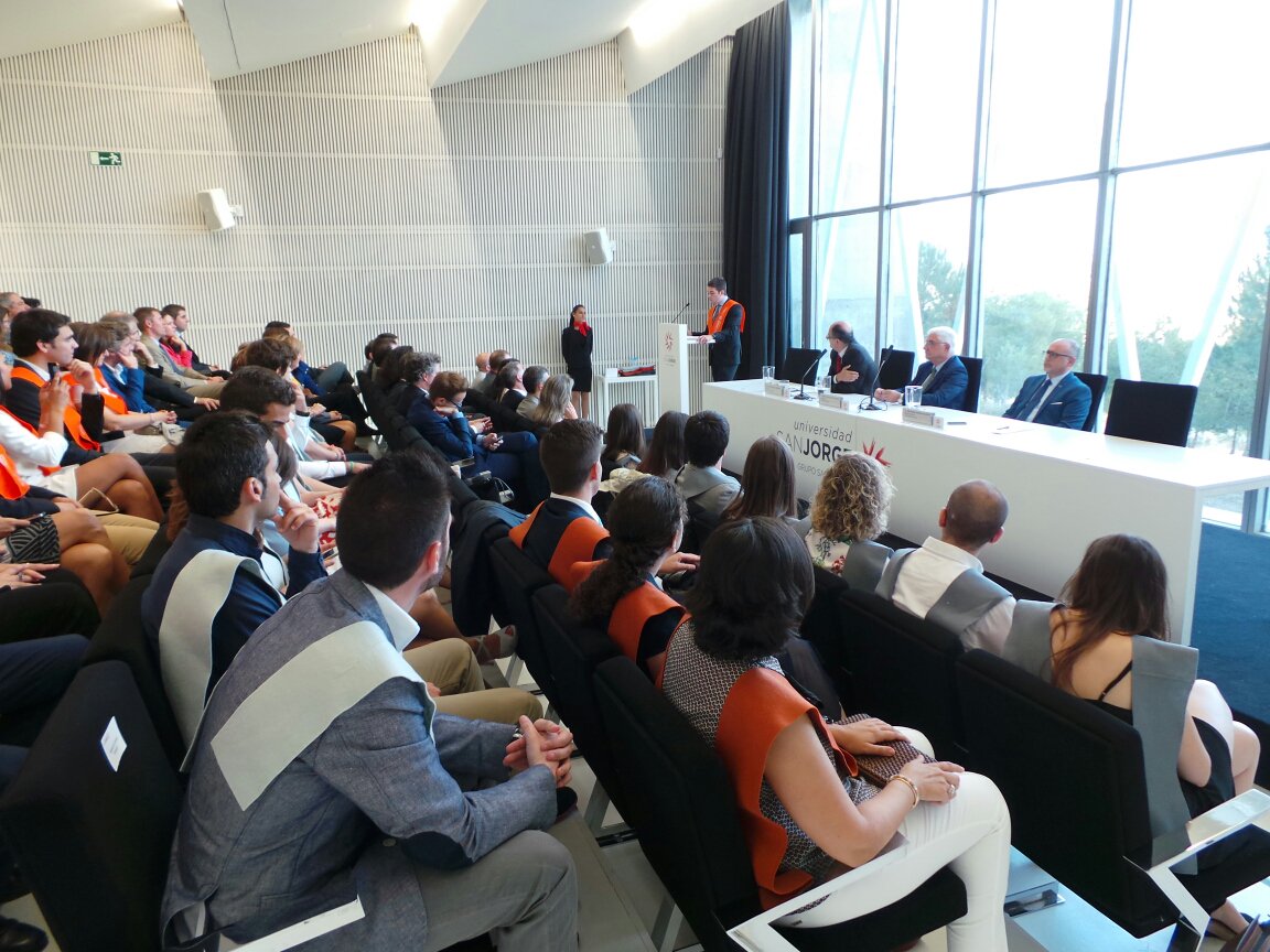 _usj_'s tweet photo. Hoy se graduan alumnos de #máster en la #USJ, Alvaro Monzón da su discurso en su representación https://t.co/fGSDve4aFg