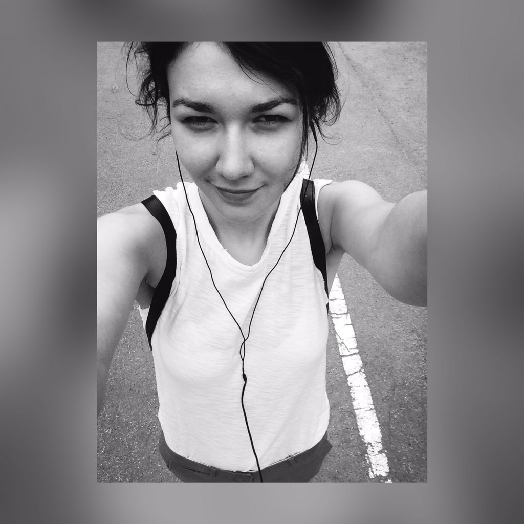 zvetkova's tweet photo. бедра и наглый прищур - моя 3-я сигнальная система. приспосабливаюсь к цивилизации. привет, ребзя ✌🏻️🌀🌀 #likehumans https://t.co/ujVZVFePJQ