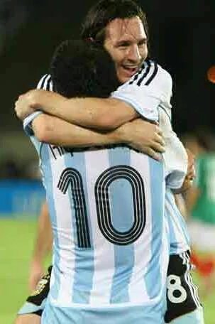 Facu_DLIglesia's tweet photo. No es coincidencia que estos dos cracks cumplan años el mismo dia...👏👏🎊🎉🎁
#FelizCumpleMessi #FelizCumpleRoman https://t.co/xj8CqzqpZQ