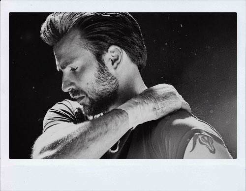 agamemnan's tweet photo. polaroids of Chris Evans https://t.co/2S3rtjMEMh