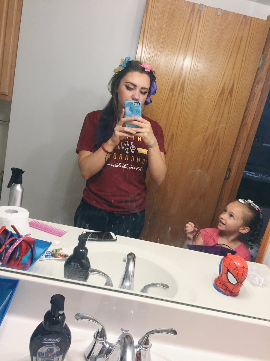 Rosie_E_Art's tweet photo. Got my hair did by a 6 yr/o today #somanybows https://t.co/6z5zZHMxXd