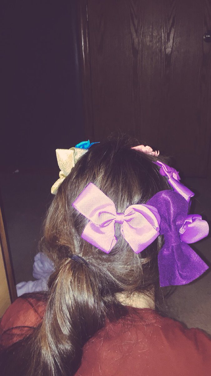 Rosie_E_Art's tweet photo. Got my hair did by a 6 yr/o today #somanybows https://t.co/6z5zZHMxXd