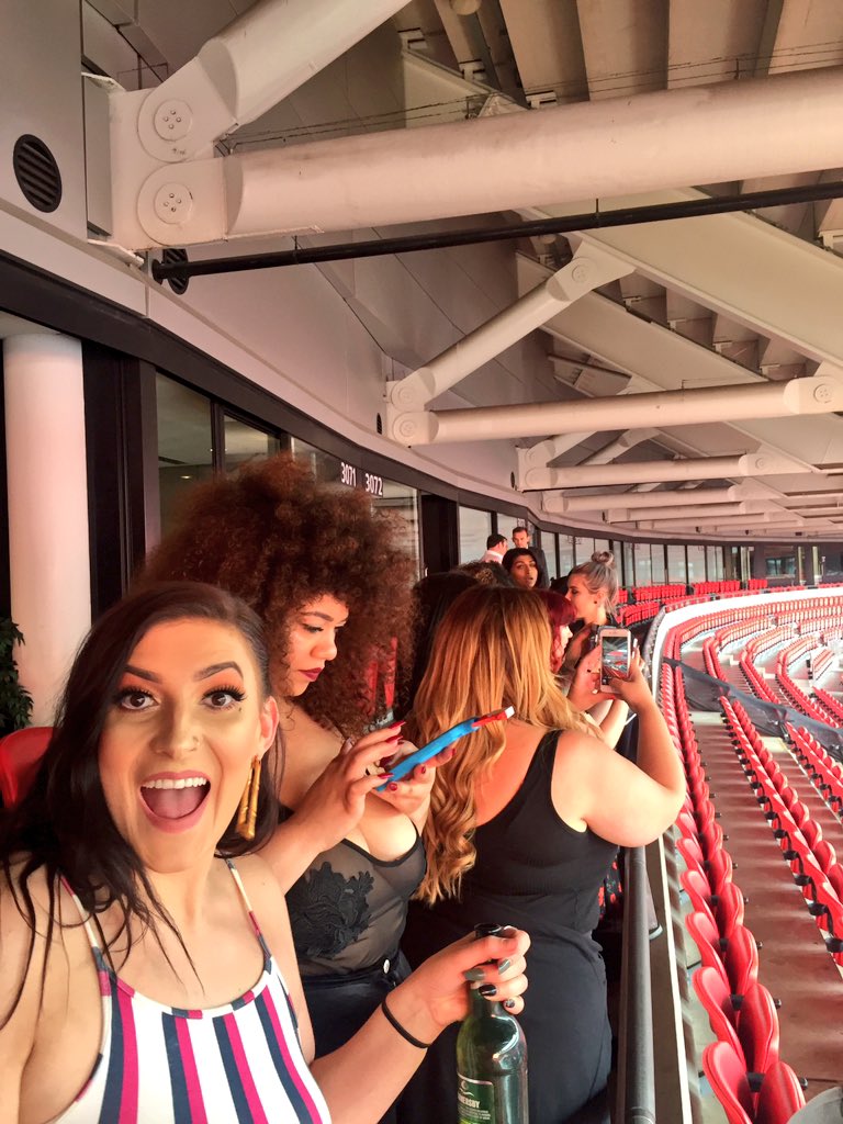 travelista_uk's tweet image. Arrived at the @SimplexityTM box at Wembley. Ready for RhiRhi! #AntiWorldTour #LiveSimplexity