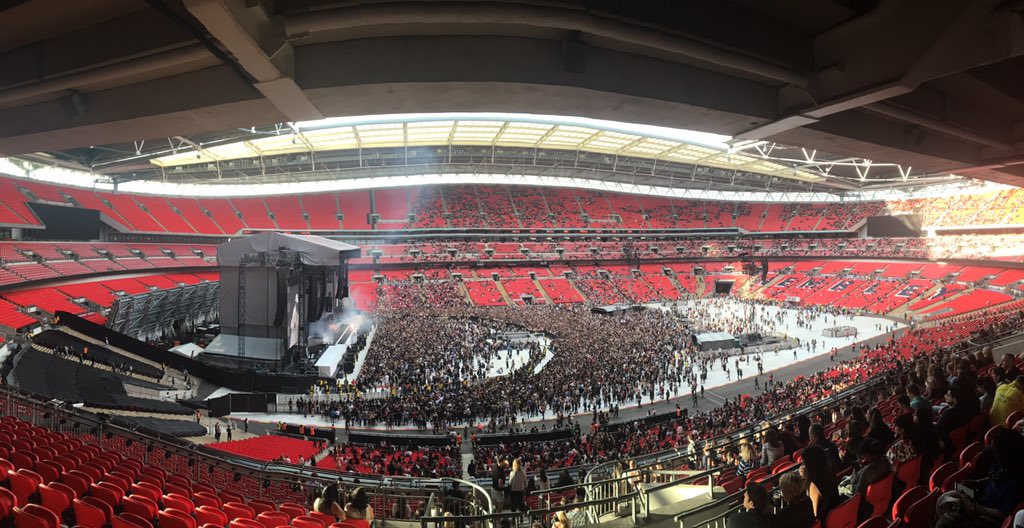 FashionFilth's tweet image. Wembley WE HERE! Feeling blessed watching @bigsean @Rihanna ❤️✨ #livesimplexity @simplexityTM  @tashaggreen