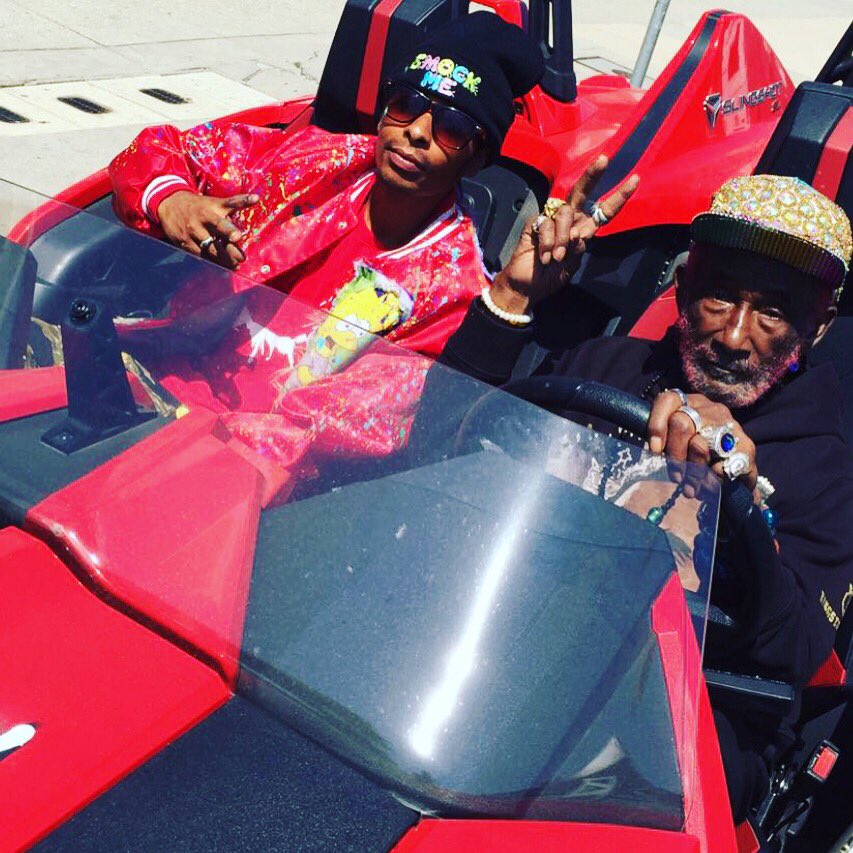 ScratchLee's tweet photo. HAPPY HURECAIN RERRYMID RAIN THANK YOU AGAIN ONE GOD #leescratchperry #smockme #onegod #jahbless #jamaica #Reggae https://t.co/0OrCWkWDSB