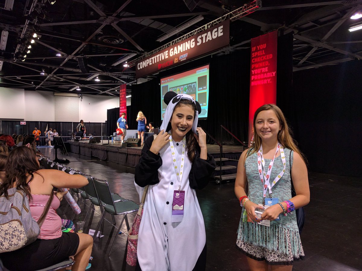 carriersteele's tweet photo. #teamsaltyoreo #BrandsAtVidCon https://t.co/7CzrTtYWgT