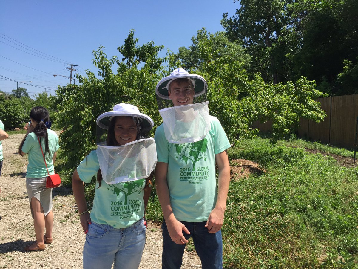 BFBordons's tweet photo. Ready To capture a beehive #performicshelps global community performance day keep it up @Performics team https://t.co/mixktgGM4j