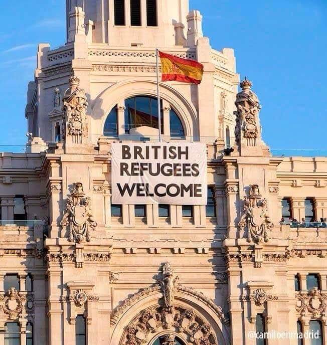 willripleyCNN's tweet image. City hall in #Madrid. Banner used to read 'Refugees Welcome.' #brexit