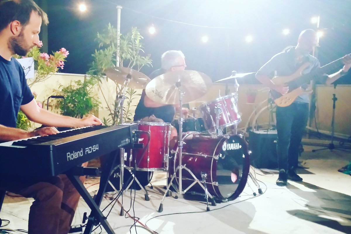 Dimitris Moutafis Trio is next for tonight, playing progressive jazz 🎹

#sofarathensgreece #SofarSounds