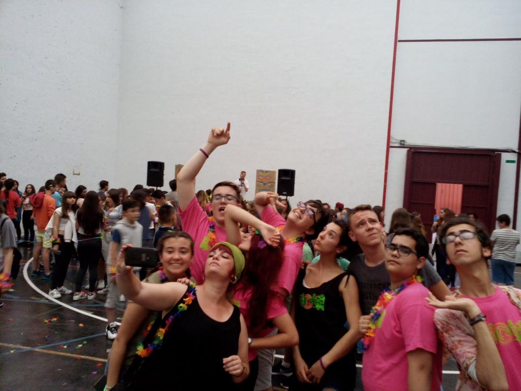 Itsa_Giltzarri's tweet photo. Fiesta Giltzarri en Nicolas Larburu, in this moment #giltzarri #barakaldo #jaia https://t.co/kq16Zztz69