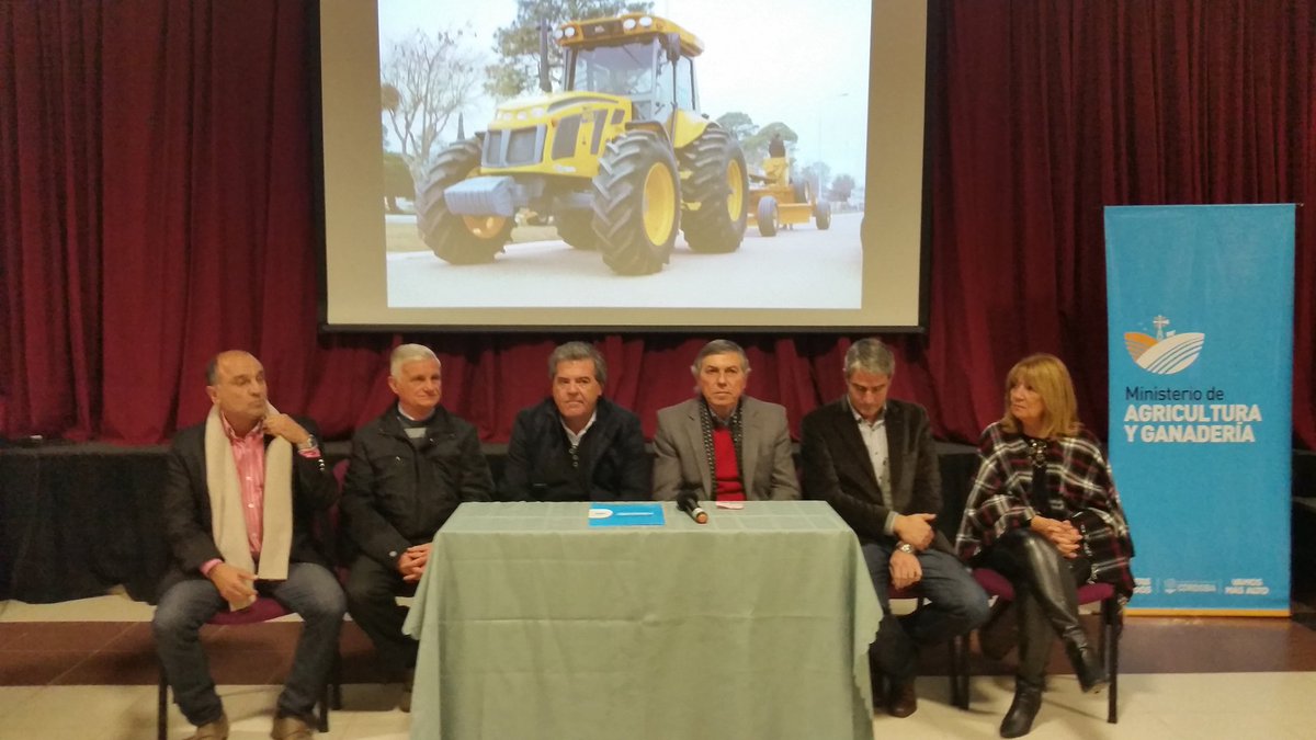 MinAgriCba's tweet photo. Comienza el acto de Entrega de Maquinaria para #ConservaciónSuelos en #Idiazabal  @SergioBussoOK y @carlosmassei https://t.co/cxfnfJcfR8